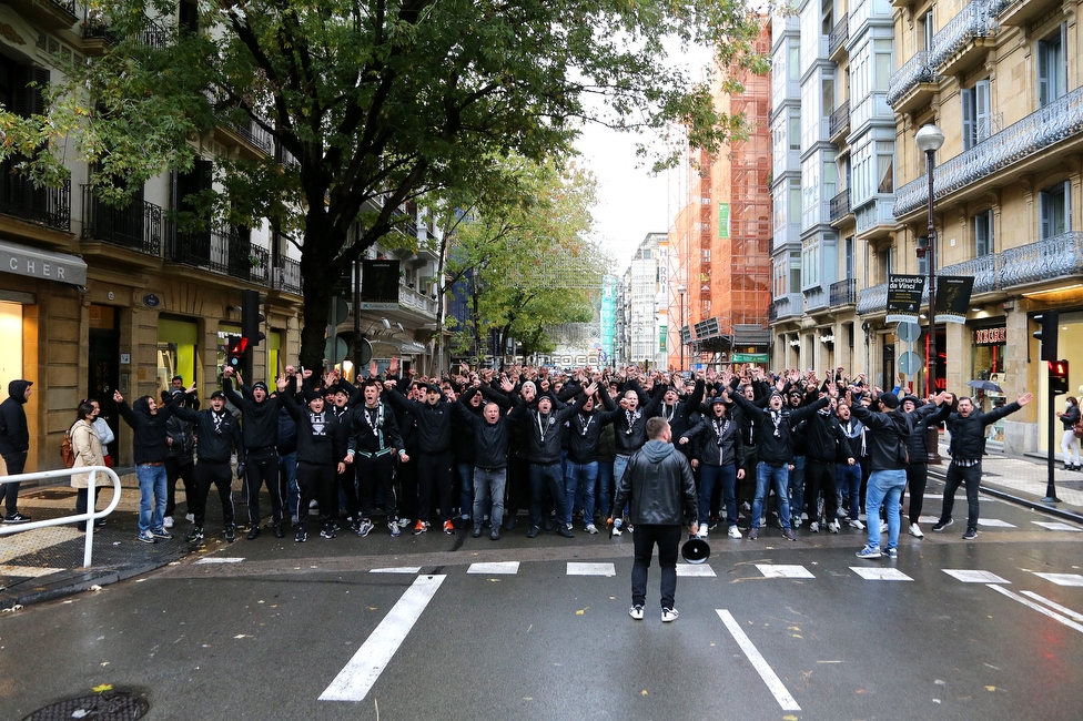 Real Sociedad - Sturm Graz
UEFA Europa League Gruppenphase 4. Spieltag, Real Sociedad - SK Sturm Graz, Reale Arena San Sebastian, 04.11.2021. 

Foto zeigt Fans von Sturm beim Corteo
