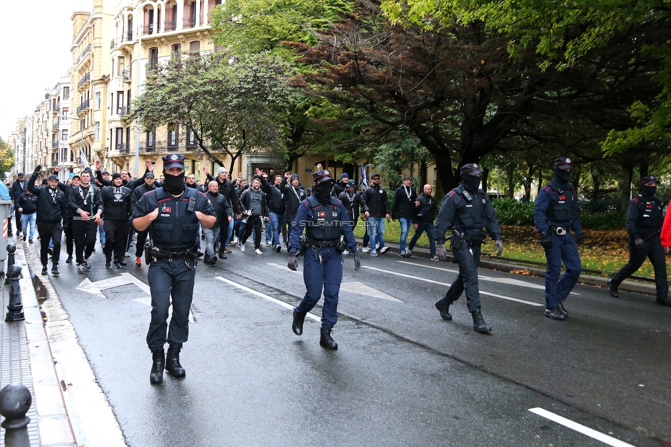 Real Sociedad - Sturm Graz
UEFA Europa League Gruppenphase 4. Spieltag, Real Sociedad - SK Sturm Graz, Reale Arena San Sebastian, 04.11.2021. 

Foto zeigt Fans von Sturm beim Corteo
