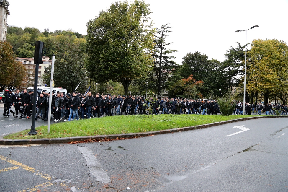 Real Sociedad - Sturm Graz
UEFA Europa League Gruppenphase 4. Spieltag, Real Sociedad - SK Sturm Graz, Reale Arena San Sebastian, 04.11.2021. 

Foto zeigt Fans von Sturm beim Corteo
