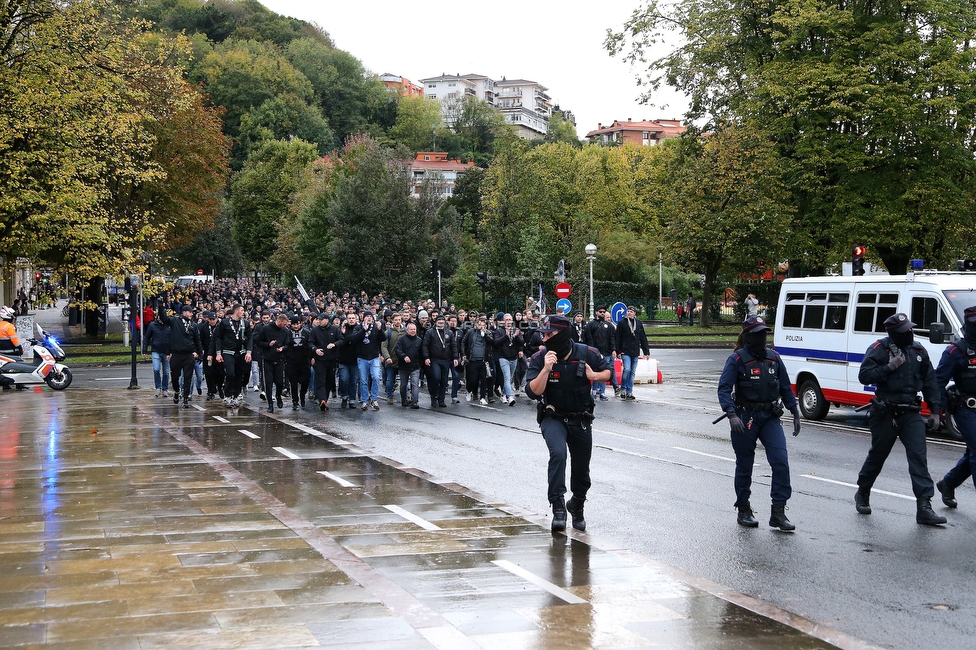 Real Sociedad - Sturm Graz
UEFA Europa League Gruppenphase 4. Spieltag, Real Sociedad - SK Sturm Graz, Reale Arena San Sebastian, 04.11.2021. 

Foto zeigt Fans von Sturm beim Corteo
