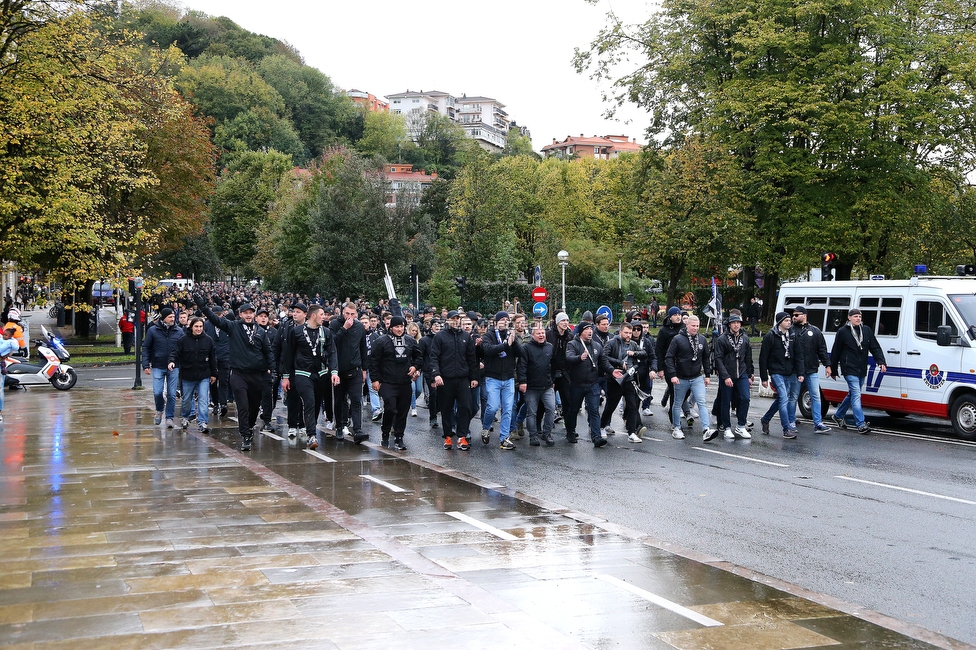 Real Sociedad - Sturm Graz
UEFA Europa League Gruppenphase 4. Spieltag, Real Sociedad - SK Sturm Graz, Reale Arena San Sebastian, 04.11.2021. 

Foto zeigt Fans von Sturm beim Corteo
