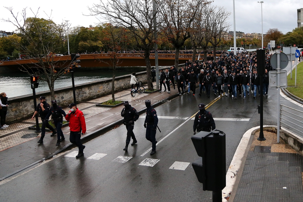 Real Sociedad - Sturm Graz
UEFA Europa League Gruppenphase 4. Spieltag, Real Sociedad - SK Sturm Graz, Reale Arena San Sebastian, 04.11.2021. 

Foto zeigt Fans von Sturm beim Corteo
