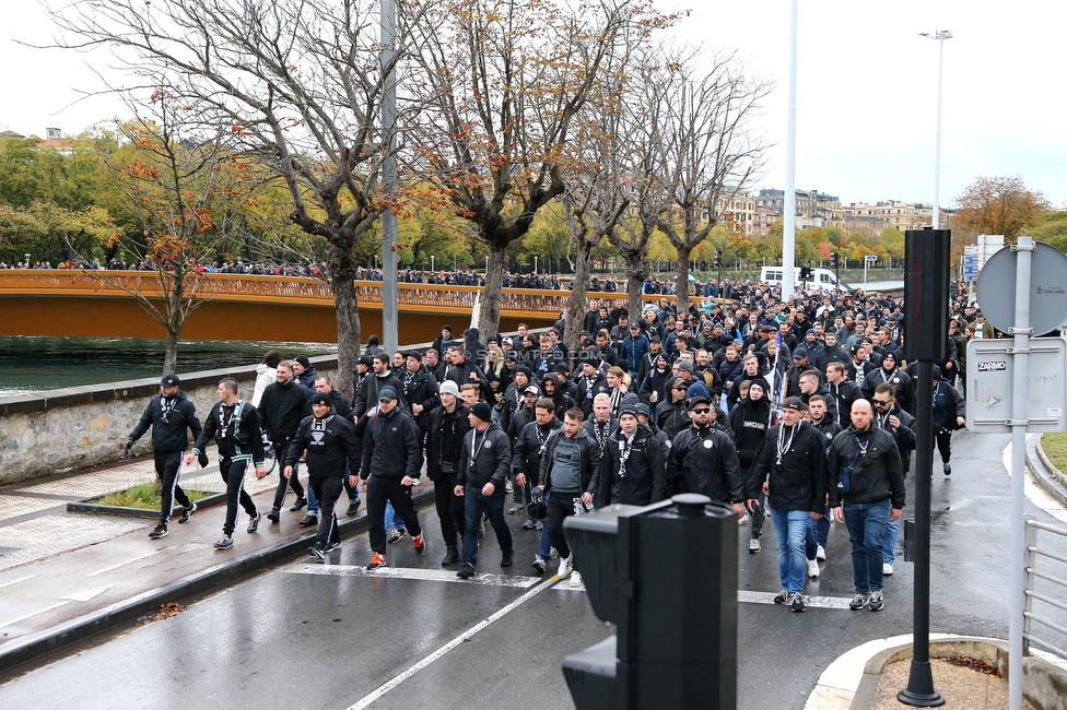 Real Sociedad - Sturm Graz
UEFA Europa League Gruppenphase 4. Spieltag, Real Sociedad - SK Sturm Graz, Reale Arena San Sebastian, 04.11.2021. 

Foto zeigt Fans von Sturm beim Corteo
