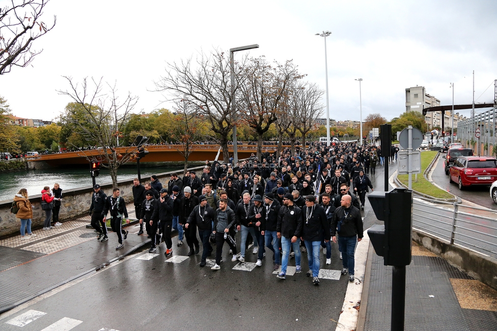 Real Sociedad - Sturm Graz
UEFA Europa League Gruppenphase 4. Spieltag, Real Sociedad - SK Sturm Graz, Reale Arena San Sebastian, 04.11.2021. 

Foto zeigt Fans von Sturm beim Corteo
