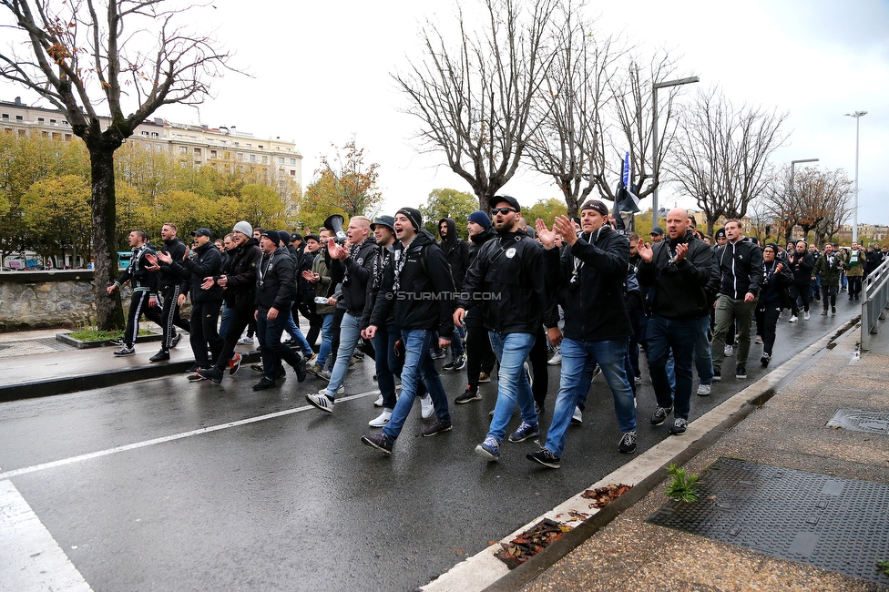 Real Sociedad - Sturm Graz
UEFA Europa League Gruppenphase 4. Spieltag, Real Sociedad - SK Sturm Graz, Reale Arena San Sebastian, 04.11.2021. 

Foto zeigt Fans von Sturm beim Corteo
