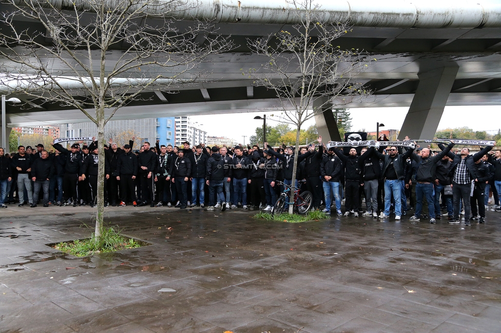 Real Sociedad - Sturm Graz
UEFA Europa League Gruppenphase 4. Spieltag, Real Sociedad - SK Sturm Graz, Reale Arena San Sebastian, 04.11.2021. 

Foto zeigt Fans von Sturm beim Corteo
