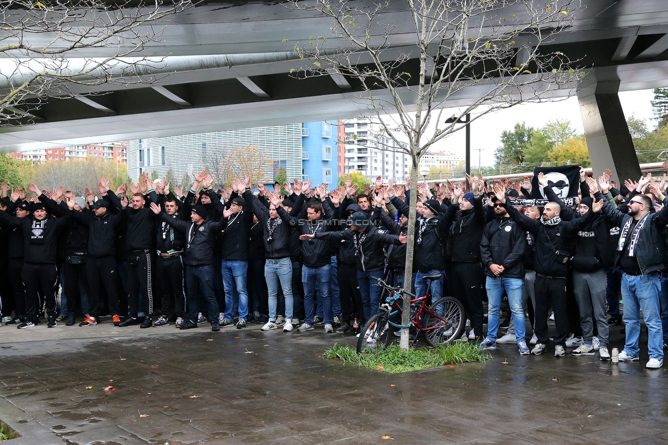 Real Sociedad - Sturm Graz
UEFA Europa League Gruppenphase 4. Spieltag, Real Sociedad - SK Sturm Graz, Reale Arena San Sebastian, 04.11.2021. 

Foto zeigt Fans von Sturm beim Corteo
