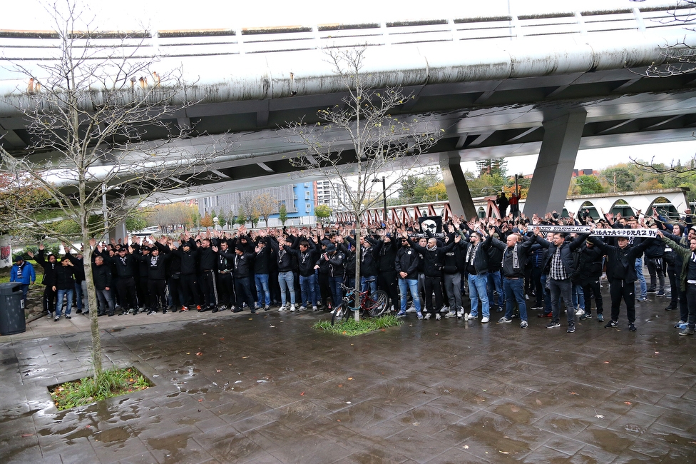 Real Sociedad - Sturm Graz
UEFA Europa League Gruppenphase 4. Spieltag, Real Sociedad - SK Sturm Graz, Reale Arena San Sebastian, 04.11.2021. 

Foto zeigt Fans von Sturm beim Corteo
