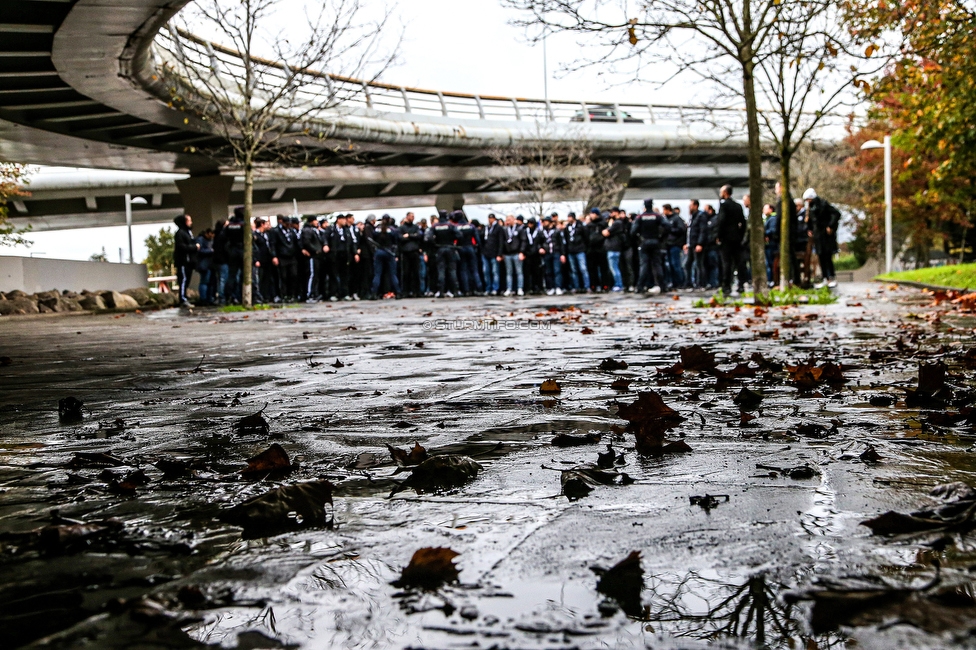 Real Sociedad - Sturm Graz
UEFA Europa League Gruppenphase 4. Spieltag, Real Sociedad - SK Sturm Graz, Reale Arena San Sebastian, 04.11.2021. 

Foto zeigt Fans von Sturm beim Corteo
