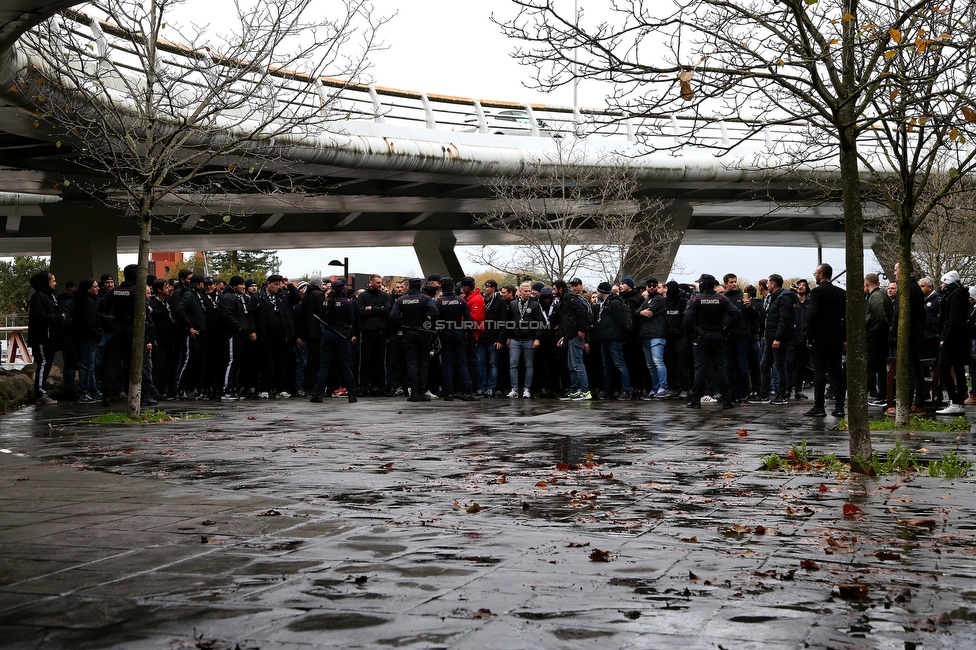 Real Sociedad - Sturm Graz
UEFA Europa League Gruppenphase 4. Spieltag, Real Sociedad - SK Sturm Graz, Reale Arena San Sebastian, 04.11.2021. 

Foto zeigt Fans von Sturm beim Corteo
