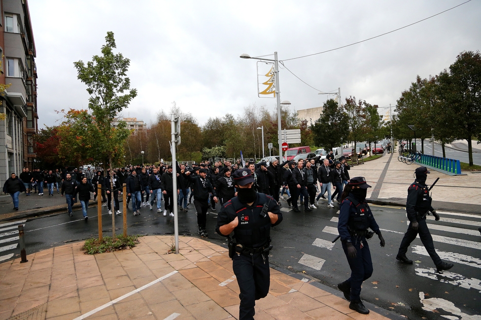 Real Sociedad - Sturm Graz
UEFA Europa League Gruppenphase 4. Spieltag, Real Sociedad - SK Sturm Graz, Reale Arena San Sebastian, 04.11.2021. 

Foto zeigt Fans von Sturm beim Corteo
