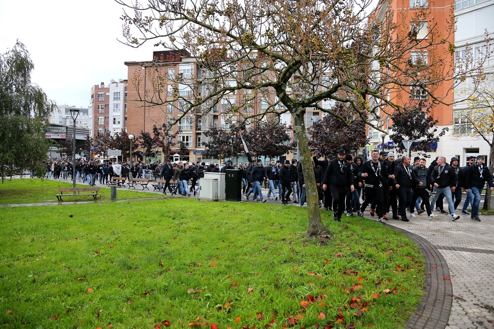 Real Sociedad - Sturm Graz
UEFA Europa League Gruppenphase 4. Spieltag, Real Sociedad - SK Sturm Graz, Reale Arena San Sebastian, 04.11.2021. 

Foto zeigt Fans von Sturm beim Corteo
