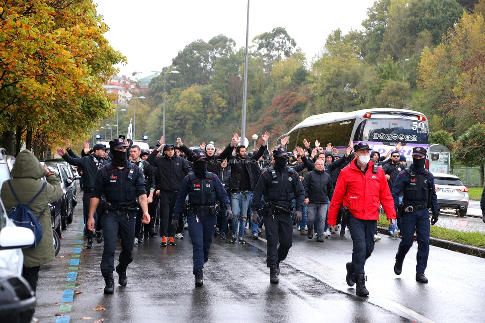 Real Sociedad - Sturm Graz
UEFA Europa League Gruppenphase 4. Spieltag, Real Sociedad - SK Sturm Graz, Reale Arena San Sebastian, 04.11.2021. 

Foto zeigt Fans von Sturm beim Corteo
