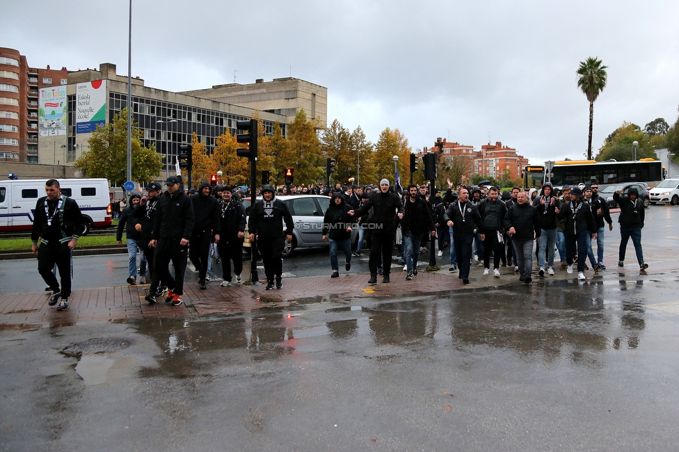 Real Sociedad - Sturm Graz
UEFA Europa League Gruppenphase 4. Spieltag, Real Sociedad - SK Sturm Graz, Reale Arena San Sebastian, 04.11.2021. 

Foto zeigt Fans von Sturm beim Corteo
