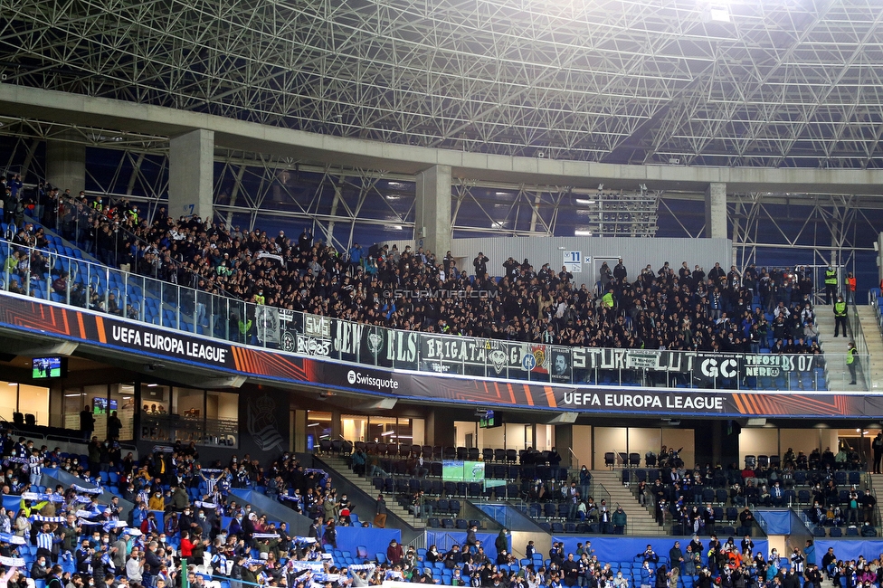 Real Sociedad - Sturm Graz
UEFA Europa League Gruppenphase 4. Spieltag, Real Sociedad - SK Sturm Graz, Reale Arena San Sebastian, 04.11.2021. 

Foto zeigt Fans von Sturm
