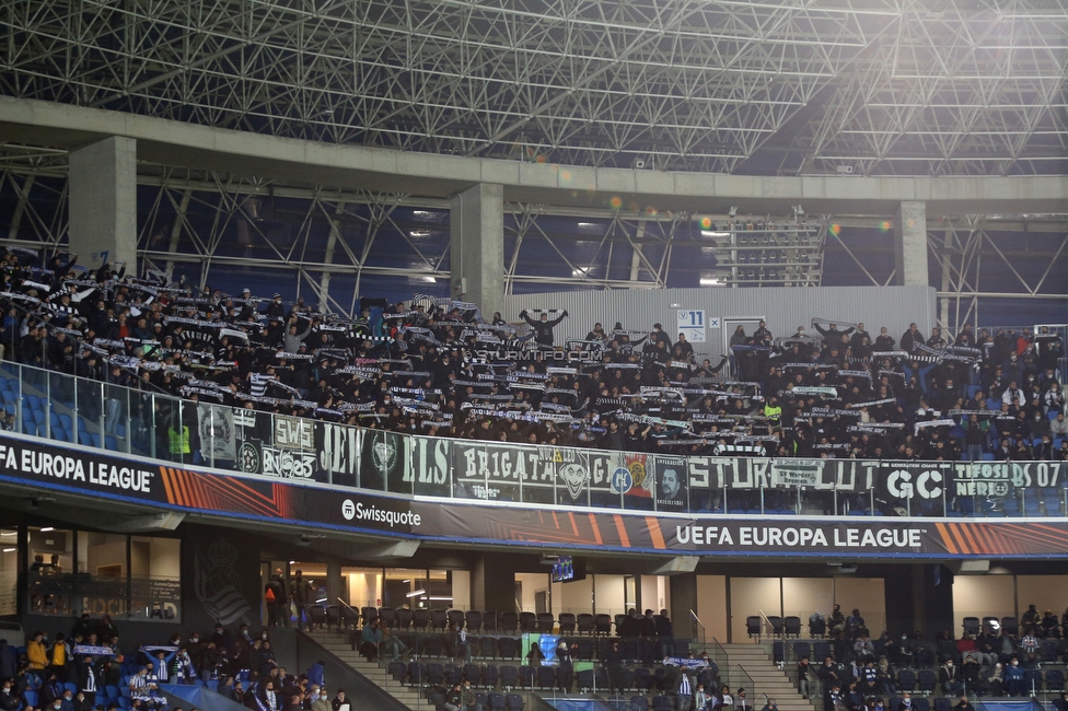 Real Sociedad - Sturm Graz
UEFA Europa League Gruppenphase 4. Spieltag, Real Sociedad - SK Sturm Graz, Reale Arena San Sebastian, 04.11.2021. 

Foto zeigt Fans von Sturm
Schlüsselwörter: schals