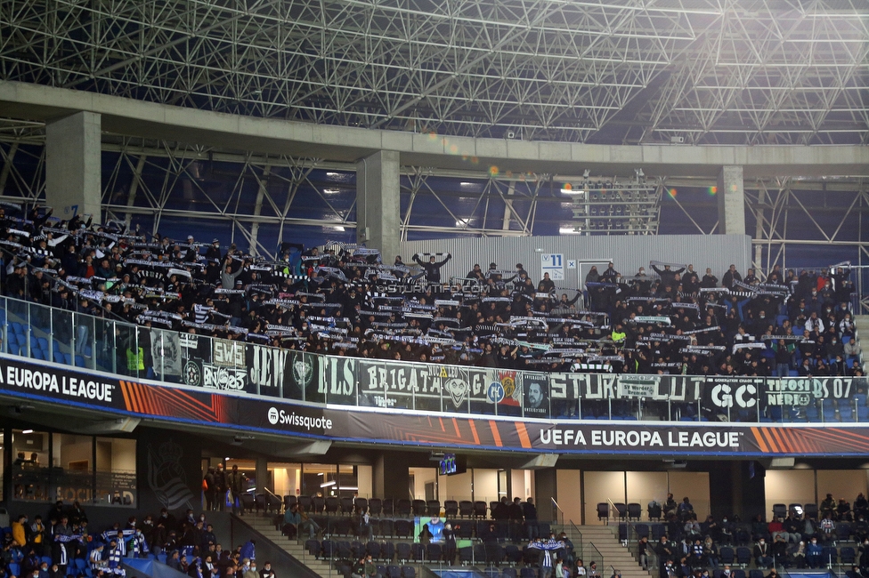 Real Sociedad - Sturm Graz
UEFA Europa League Gruppenphase 4. Spieltag, Real Sociedad - SK Sturm Graz, Reale Arena San Sebastian, 04.11.2021. 

Foto zeigt Fans von Sturm
Schlüsselwörter: schals