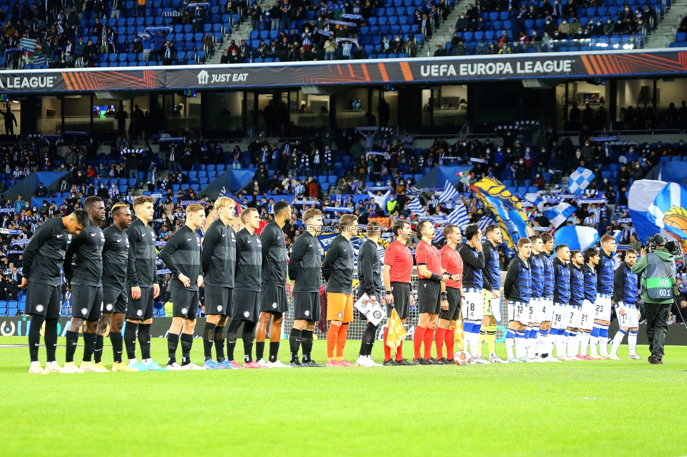 Real Sociedad - Sturm Graz
UEFA Europa League Gruppenphase 4. Spieltag, Real Sociedad - SK Sturm Graz, Reale Arena San Sebastian, 04.11.2021. 

Foto zeigt die Mannschaft von Sturm und die Mannschaft von Real Sociedad
