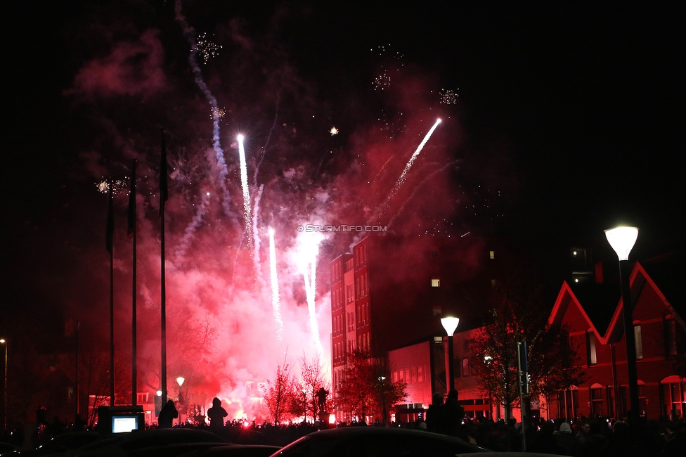 Eindhoven - Sturm Graz
UEFA Europa League Gruppenphase 5. Spieltag, PSV Eindhoven - SK Sturm Graz, Philips Stadion Eindhoven, 25.11.2021. 

Foto zeigt Fans von Eindhoven vor dem Philips Stadion
Schlüsselwörter: pyrotechnik