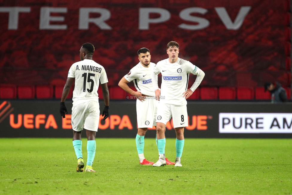 Eindhoven - Sturm Graz
UEFA Europa League Gruppenphase 5. Spieltag, PSV Eindhoven - SK Sturm Graz, Philips Stadion Eindhoven, 25.11.2021. 

Foto zeigt Anderson Niangbo (Sturm), Jusuf Gazibegovic (Sturm) und Alexander Prass (Sturm)
