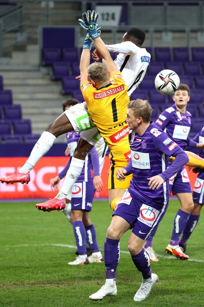 Austria Wien - Sturm Graz
Oesterreichische Fussball Bundesliga, 16. Runde, FK Austria Wien - SK Sturm Graz, Franz Horr Stadion Wien, 28.11.2021. 

Foto zeigt Kelvin Yeboah (Sturm) und Patrick Pentz (Austria)
