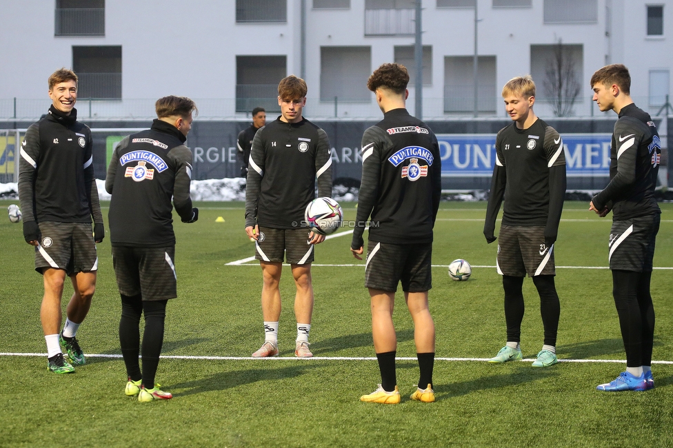 Sturm Graz Trainingsauftakt
Oesterreichische Fussball Bundesliga, SK Sturm Graz Trainingsauftakt, Trainingszentrum Messendorf, 05.01.2022. 

Foto zeigt David Affengruber (Sturm), Paul Komposch (Sturm), Samuel Stueckler (Sturm) und Luka Maric (Sturm)
