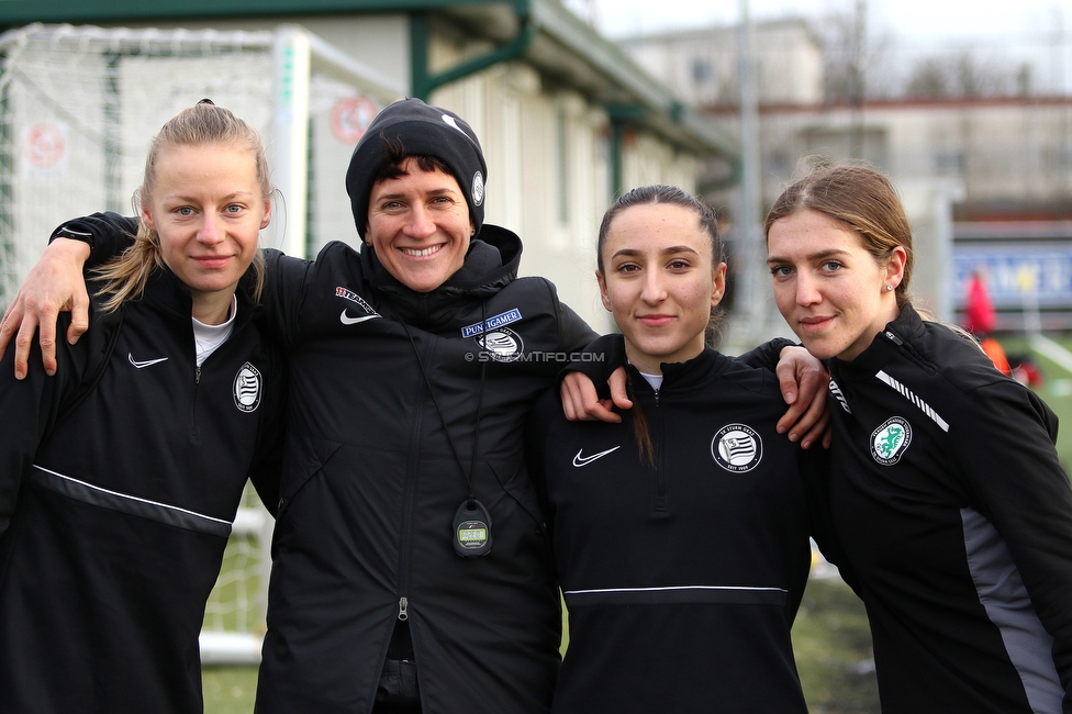 Sturm Damen - Krottendorf
Testspiel, SK Sturm Graz Damen - Wildcats Krottendorf, Trainingszentrum, 29.01.2022. 

Foto zeigt Sophie Hillebrand (Sturm Damen), Emily Cancienne (Assistenz Trainerin Sturm Damen), Andrea Glibo (Sturm Damen) und Modesta Uka (Sturm Damen)
