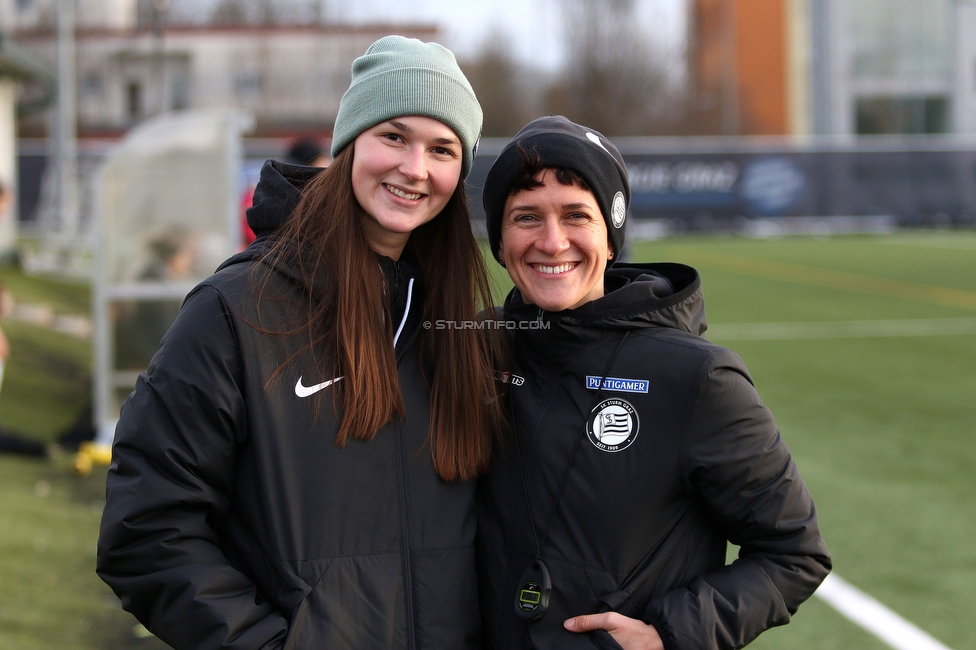 Sturm Damen - Krottendorf
Testspiel, SK Sturm Graz Damen - Wildcats Krottendorf, Trainingszentrum, 29.01.2022. 

Foto zeigt Anna Malle (Sturm Damen) und Emily Cancienne (Assistenz Trainerin Sturm Damen)
