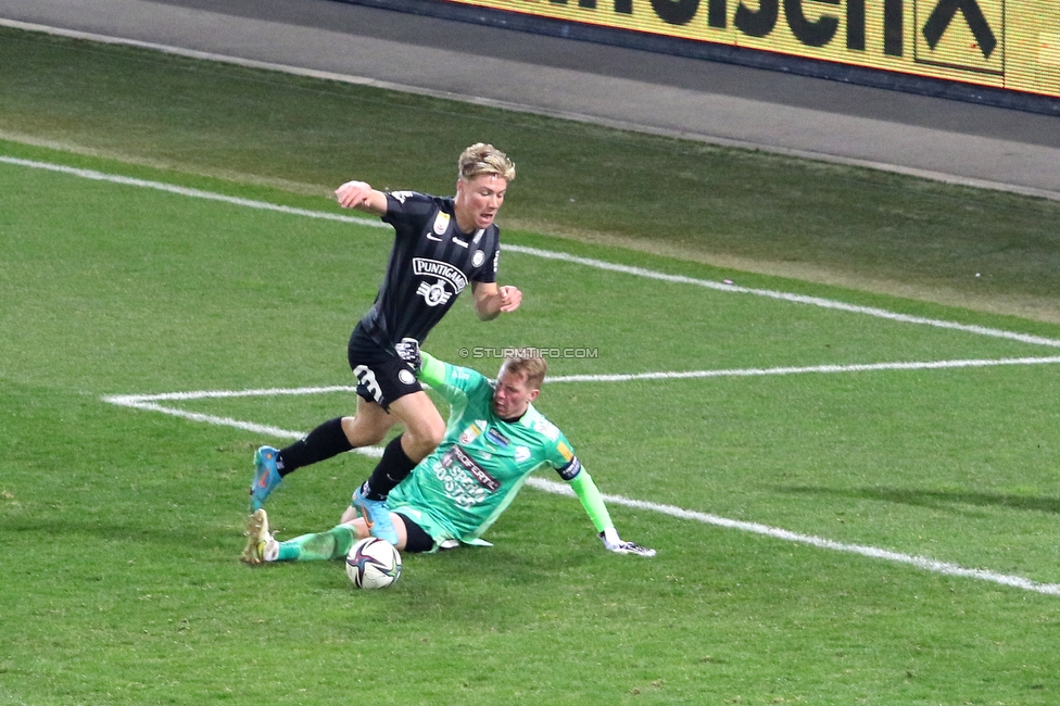 Sturm Graz - Hartberg
Oesterreichische Fussball Bundesliga, 21. Runde, SK Sturm Graz - TSV Hartberg, Stadion Liebenau Graz, 27.02.2022. 

Foto zeigt Rasmus Hoejlund (Sturm) und Rene Swete (Hartberg)
