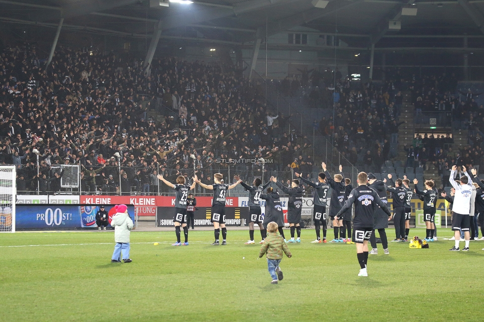 Sturm Graz - Hartberg
Oesterreichische Fussball Bundesliga, 21. Runde, SK Sturm Graz - TSV Hartberg, Stadion Liebenau Graz, 27.02.2022. 

Foto zeigt die Mannschaft von Sturm und Fans von Sturm
