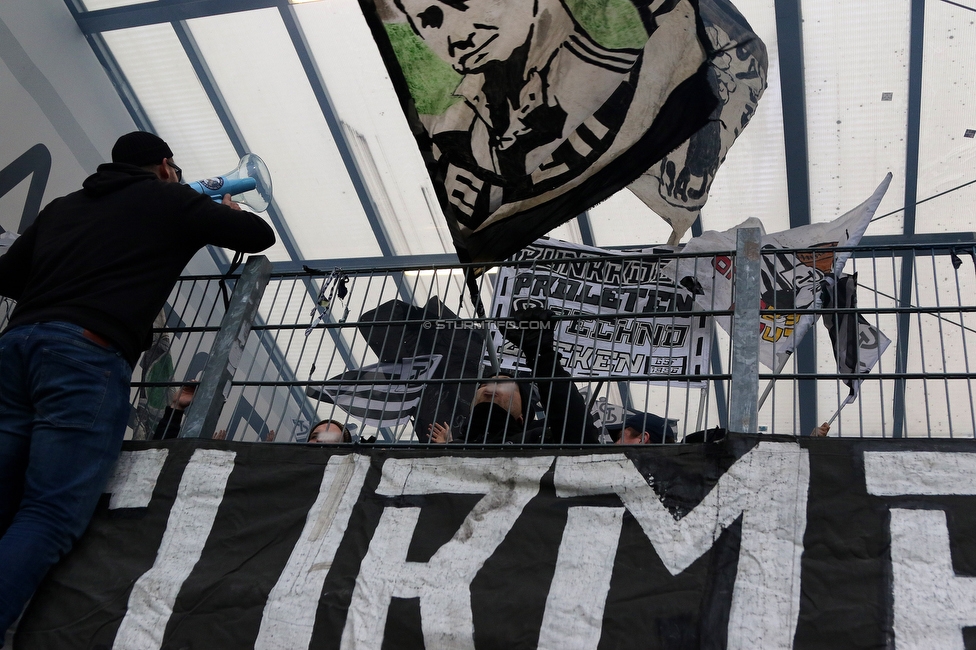 Ried - Sturm Graz
Oesterreichische Fussball Bundesliga, 22. Runde, SV Ried - SK Sturm Graz, Arena Ried, 06.03.2022. 

Foto zeigt Fans von Sturm
Schlüsselwörter: sturmflut vorsaenger