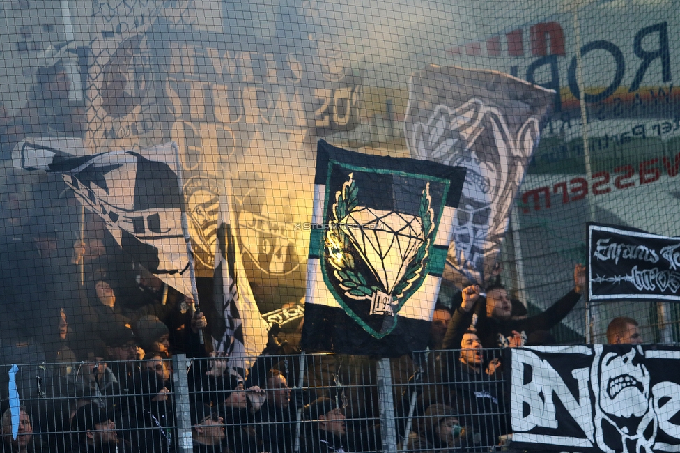 Ried - Sturm Graz
Oesterreichische Fussball Bundesliga, 22. Runde, SV Ried - SK Sturm Graz, Arena Ried, 06.03.2022. 

Foto zeigt Fans von Sturm
Schlüsselwörter: jewels pyrotechnik