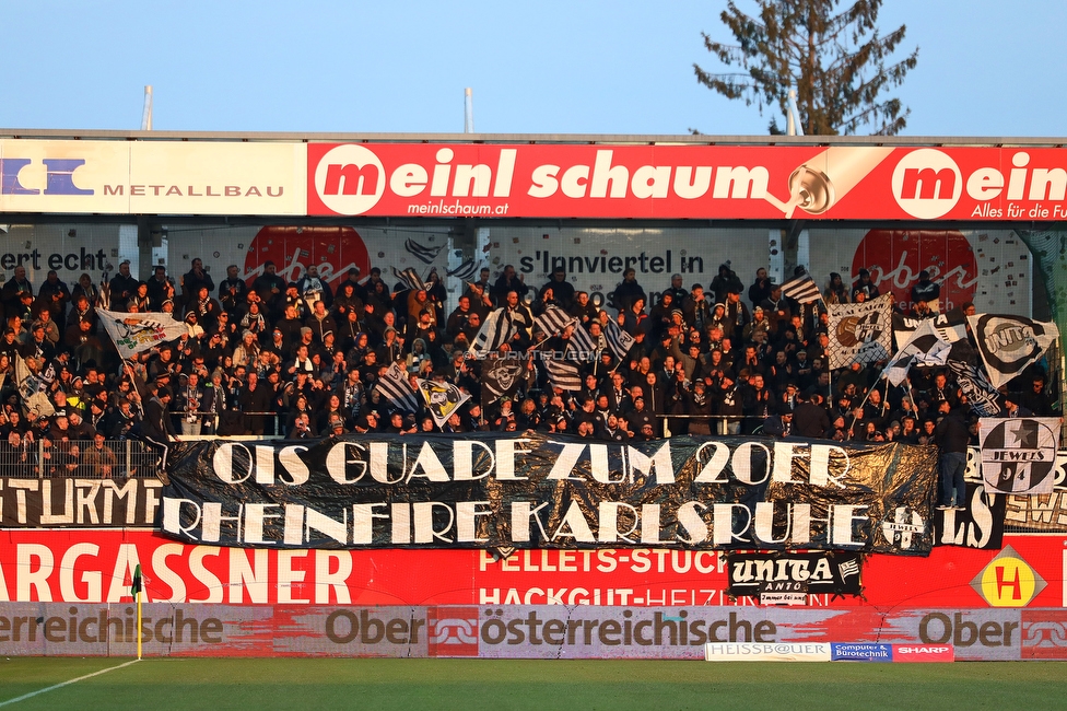 Ried - Sturm Graz
Oesterreichische Fussball Bundesliga, 22. Runde, SV Ried - SK Sturm Graz, Arena Ried, 06.03.2022. 

Foto zeigt Fans von Sturm mit einem Spruchband
Schlüsselwörter: jewels karlsruhe