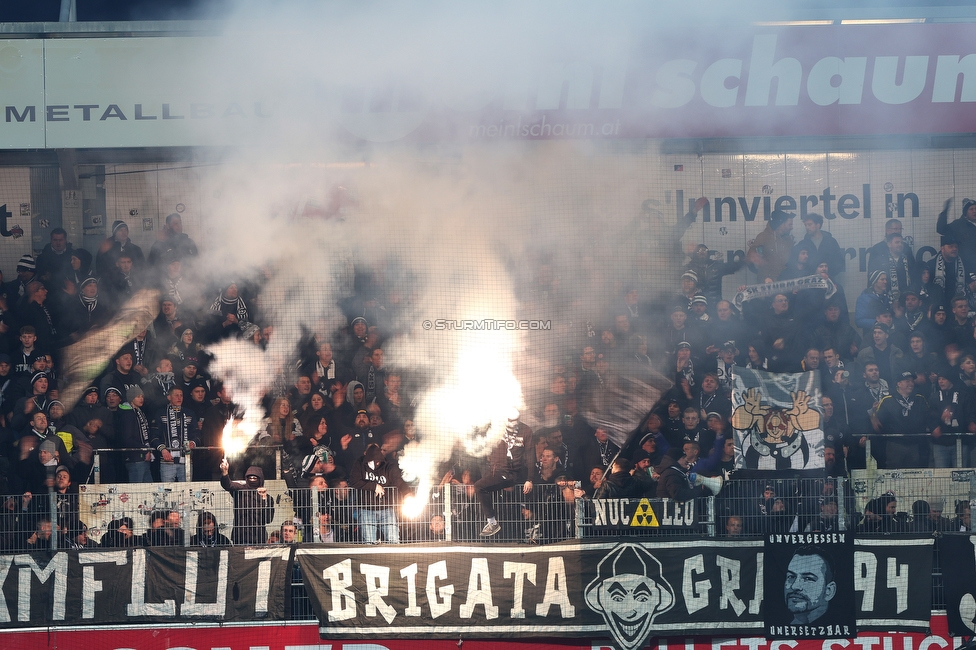 Ried - Sturm Graz
Oesterreichische Fussball Bundesliga, 22. Runde, SV Ried - SK Sturm Graz, Arena Ried, 06.03.2022. 

Foto zeigt Fans von Sturm
Schlüsselwörter: sturmflut pyrotechnik brigata