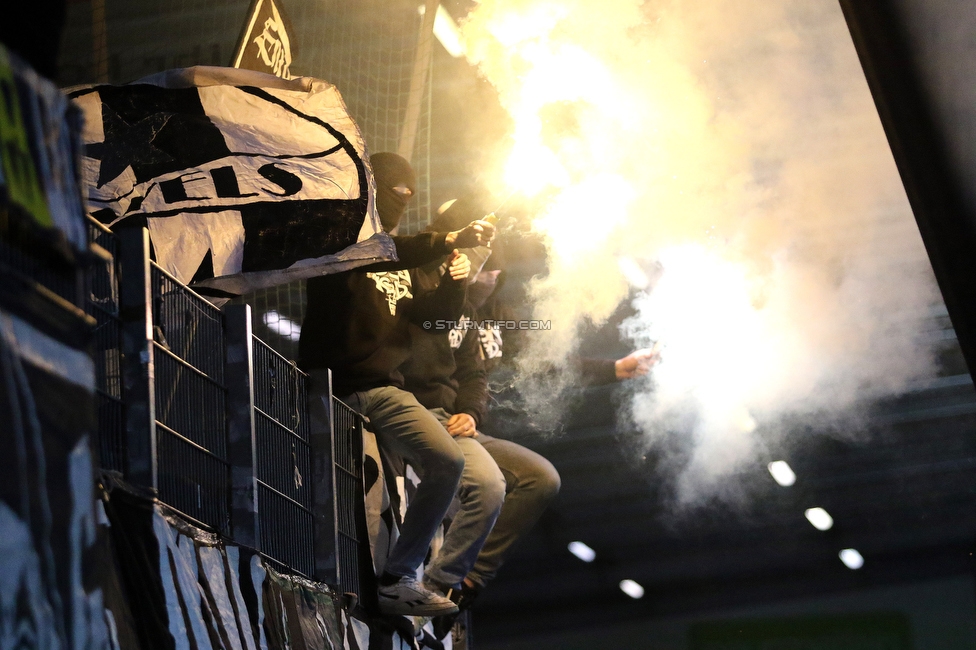 Ried - Sturm Graz
Oesterreichische Fussball Bundesliga, 22. Runde, SV Ried - SK Sturm Graz, Arena Ried, 06.03.2022. 

Foto zeigt Fans von Sturm
Schlüsselwörter: pyrotechnik bastion