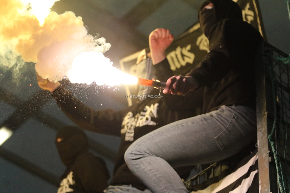 Ried - Sturm Graz
Oesterreichische Fussball Bundesliga, 22. Runde, SV Ried - SK Sturm Graz, Arena Ried, 06.03.2022. 

Foto zeigt Fans von Sturm
Schlüsselwörter: pyrotechnik bastion