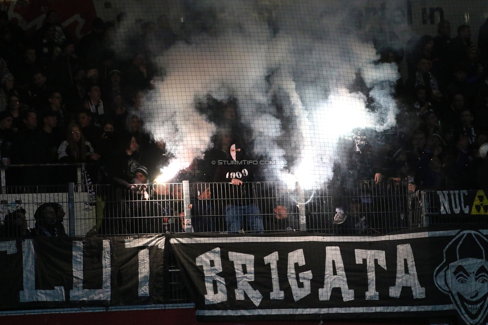 Ried - Sturm Graz
Oesterreichische Fussball Bundesliga, 22. Runde, SV Ried - SK Sturm Graz, Arena Ried, 06.03.2022. 

Foto zeigt Fans von Sturm
Schlüsselwörter: pyrotechnik brigata