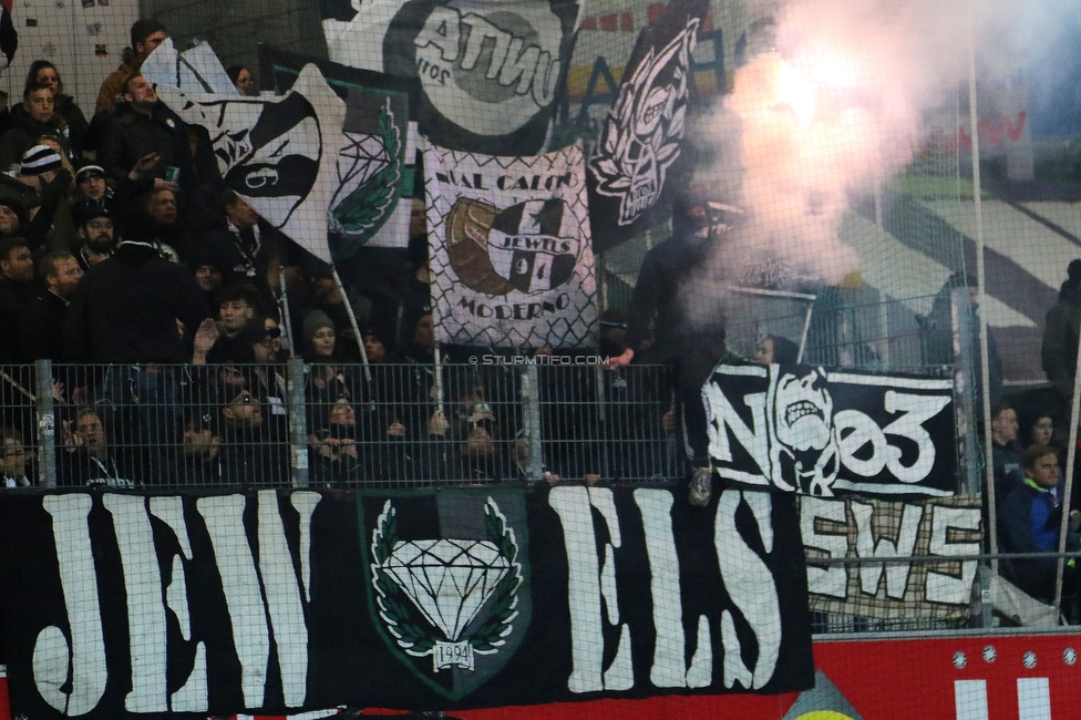 Ried - Sturm Graz
Oesterreichische Fussball Bundesliga, 22. Runde, SV Ried - SK Sturm Graz, Arena Ried, 06.03.2022. 

Foto zeigt Fans von Sturm
Schlüsselwörter: pyrotechnik jewels bastion sws