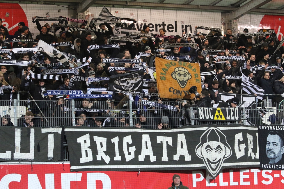 Ried - Sturm Graz
Oesterreichische Fussball Bundesliga, 22. Runde, SV Ried - SK Sturm Graz, Arena Ried, 06.03.2022. 

Foto zeigt Fans von Sturm
Schlüsselwörter: brigata schals