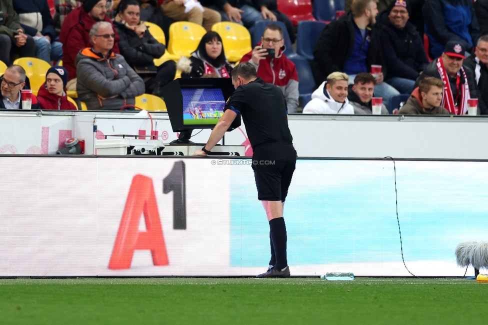 RB Salzburg - Sturm Graz
Oesterreichische Fussball Bundesliga, 23. Runde, FC RB Salzburg - SK Sturm Graz, Arena Wals-Siezenheim, 13.03.2022. 

Foto zeigt Schiedsrichter Dieter Muckenhammer bei der VAR Analyse
