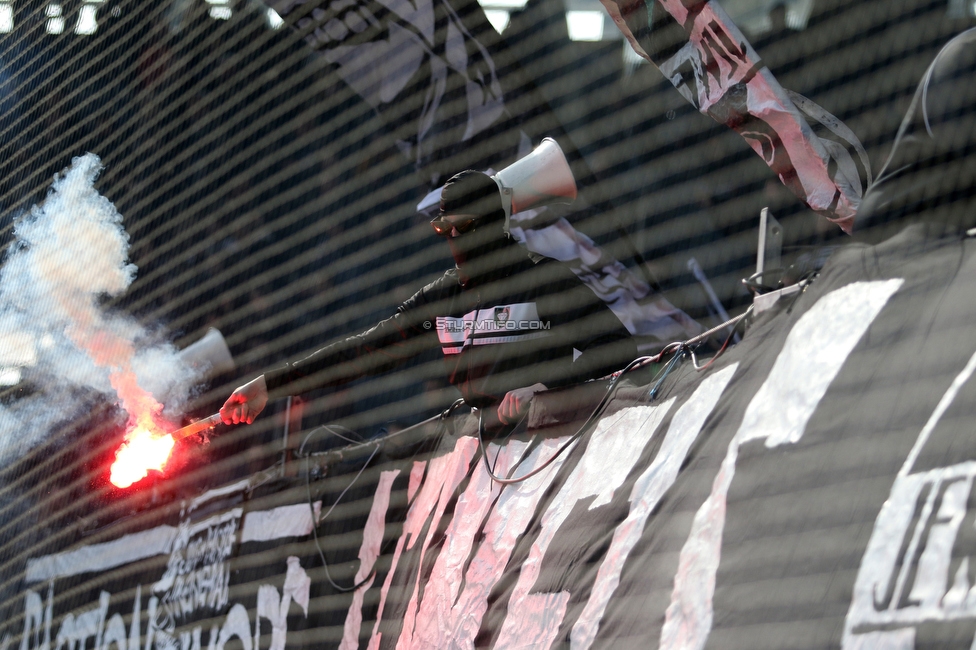 Sturm Graz - Klagenfurt
Oesterreichische Fussball Bundesliga, 24. Runde, SK Sturm Graz - SK Austria Klagenfurt, Stadion Liebenau Graz, 20.03.2022. 

Foto zeigt Fans von Sturm
Schlüsselwörter: pyrotechnik jewels