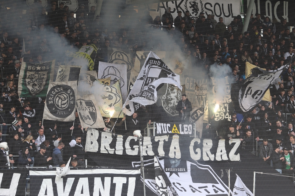 Sturm Graz - Klagenfurt
Oesterreichische Fussball Bundesliga, 24. Runde, SK Sturm Graz - SK Austria Klagenfurt, Stadion Liebenau Graz, 20.03.2022. 

Foto zeigt Fans von Sturm
Schlüsselwörter: brigata pyrotechnik