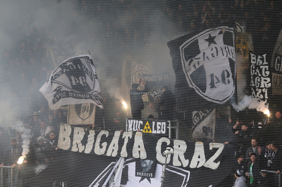 Sturm Graz - Klagenfurt
Oesterreichische Fussball Bundesliga, 24. Runde, SK Sturm Graz - SK Austria Klagenfurt, Stadion Liebenau Graz, 20.03.2022. 

Foto zeigt Fans von Sturm
Schlüsselwörter: brigata pyrotechnik