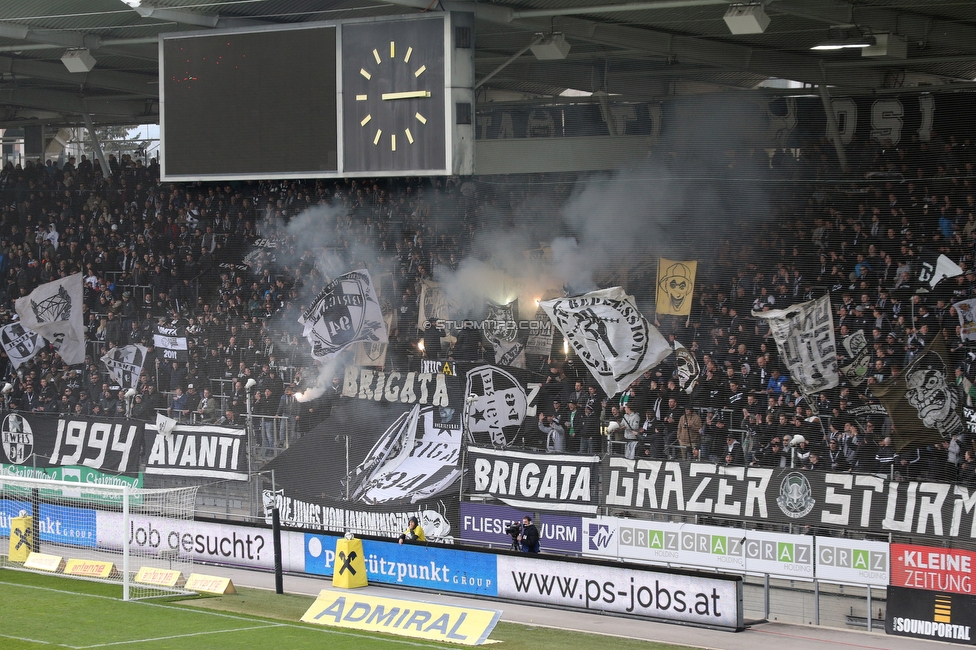 Sturm Graz - Klagenfurt
Oesterreichische Fussball Bundesliga, 24. Runde, SK Sturm Graz - SK Austria Klagenfurt, Stadion Liebenau Graz, 20.03.2022. 

Foto zeigt Fans von Sturm
Schlüsselwörter: brigata pyrotechnik