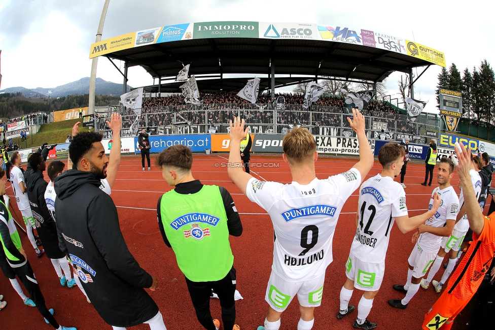 Wolfsberg - Sturm Graz
Oesterreichische Fussball Bundesliga, 25 Runde, Wolfsberger AC - SK Sturm Graz, Lavanttal Arena Wolfsberg, 03.04.2022. 

Foto zeigt die Mannschaft von Sturm und Fans von Sturm
