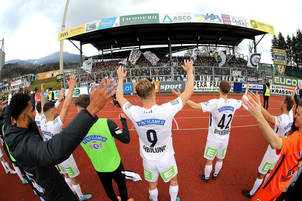 Wolfsberg - Sturm Graz
Oesterreichische Fussball Bundesliga, 25 Runde, Wolfsberger AC - SK Sturm Graz, Lavanttal Arena Wolfsberg, 03.04.2022. 

Foto zeigt die Mannschaft von Sturm und Fans von Sturm
