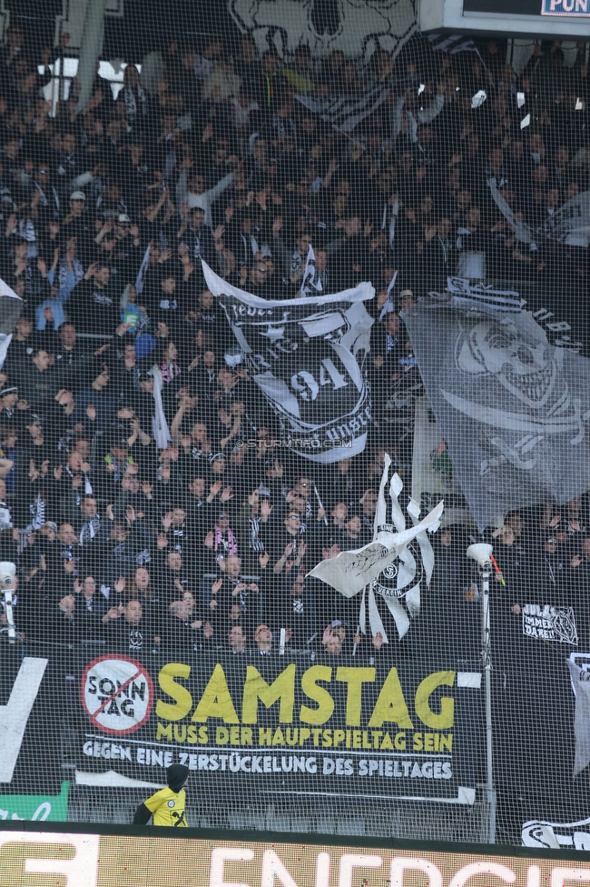 Sturm Graz - Austria Wien
Oesterreichische Fussball Bundesliga, 26. Runde, SK Sturm Graz - FK Austria Wien, Stadion Liebenau Graz, 10.04.2022. 

Foto zeigt Fans von Sturm mit einem Spruchband
Schlüsselwörter: protest