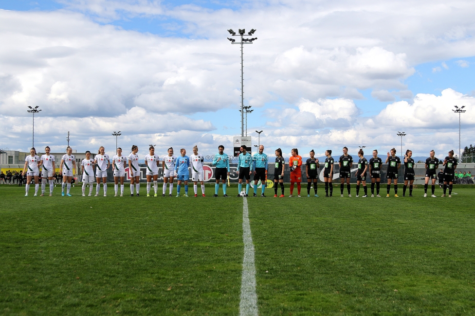 Sturm Damen - Innsbruck Frauen
OEFB Frauen Bundesliga, 13. Runde, SK Sturm Graz Damen - FC Wacker Innsbruck Frauen, Trainingszentrum Messendorf, Graz, 14.04.2022. 

Foto zeigt die Mannschaft der Sturm Damen, das Schiedsrichterteam und die Mannschaft der Innsbruck Damen
