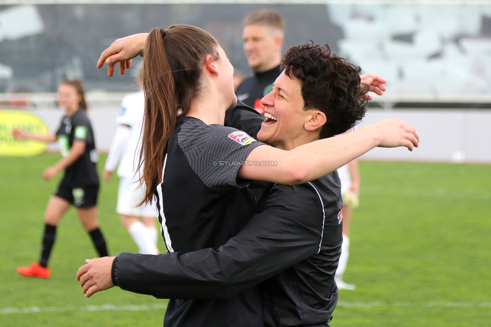 Sturm Damen - Innsbruck Frauen
OEFB Frauen Bundesliga, 13. Runde, SK Sturm Graz Damen - FC Wacker Innsbruck Frauen, Trainingszentrum Messendorf, Graz, 14.04.2022. 

Foto zeigt Anna Malle (Sturm Damen) und Emily Cancienne (Assistenz Trainer Sturm Damen)
