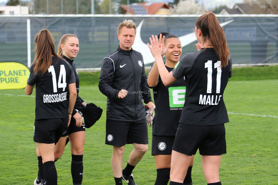 Sturm Damen - Innsbruck Frauen
OEFB Frauen Bundesliga, 13. Runde, SK Sturm Graz Damen - FC Wacker Innsbruck Frauen, Trainingszentrum Messendorf, Graz, 14.04.2022. 

Foto zeigt Stefanie Grossgasteiger (Sturm Damen), Michela Croatto (Sturm Damen), Daniel Gutschi (Torwart Trainer Sturm Damen), Marie-Yasmine Alidou (Sturm Damen) und Anna Malle (Sturm Damen)
Schlüsselwörter: jubel